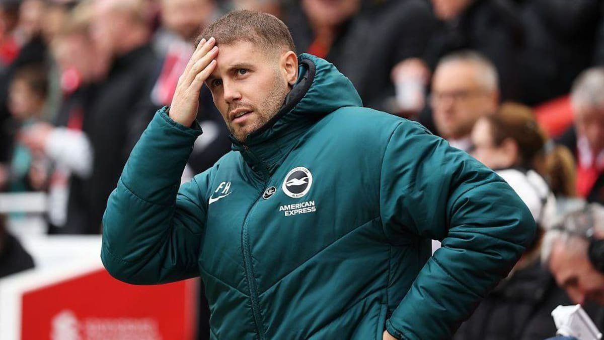 Fabian Hurzeler looks dejected