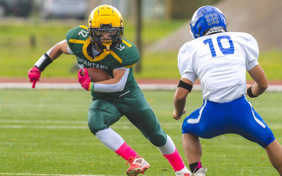 Walter Campos tries to avoid a tackler.