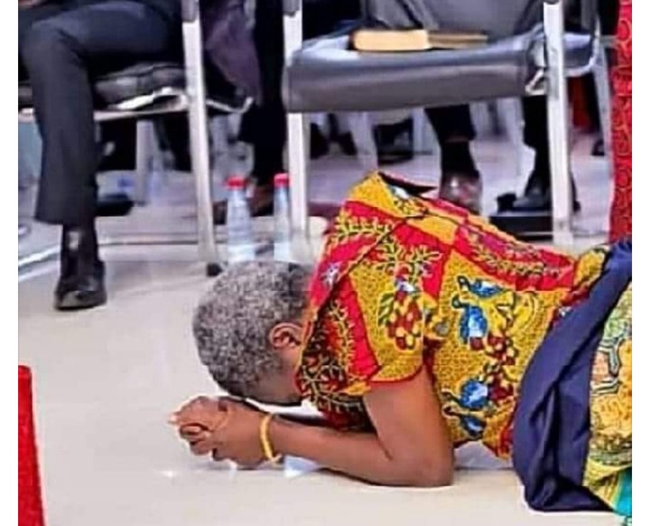 L Humilite Precede La Gloire Selon La Bible Simone Ehivet Gbagbo dans un moment de prière - Opera News
