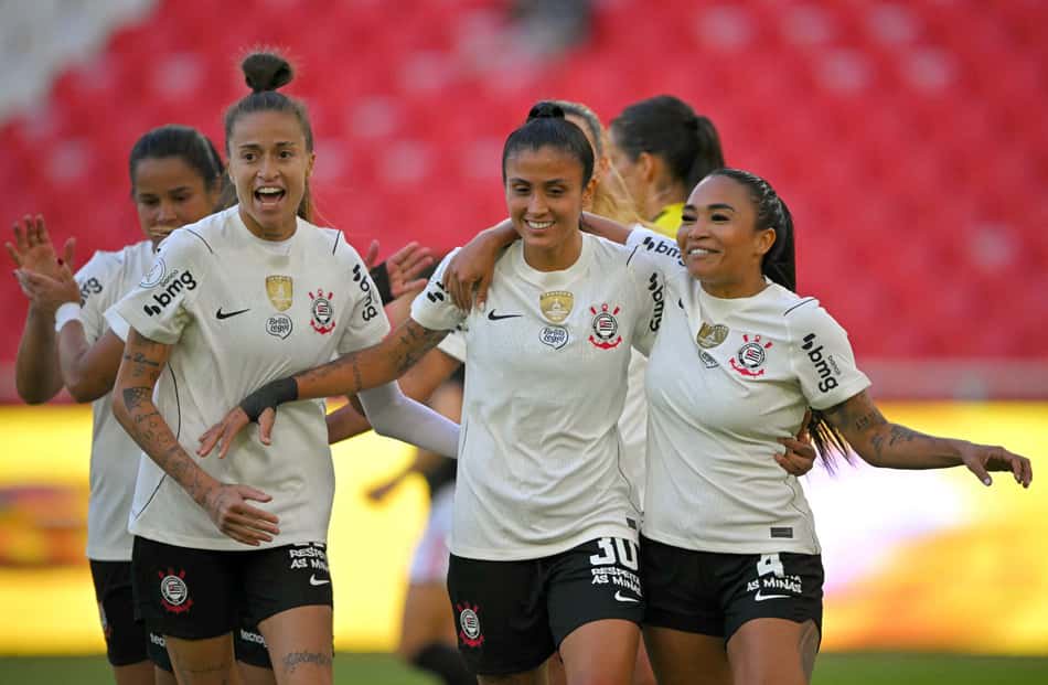 Jogadoras do Corinthians comemoram o gol sobre o Colo Colo pela Libertadores