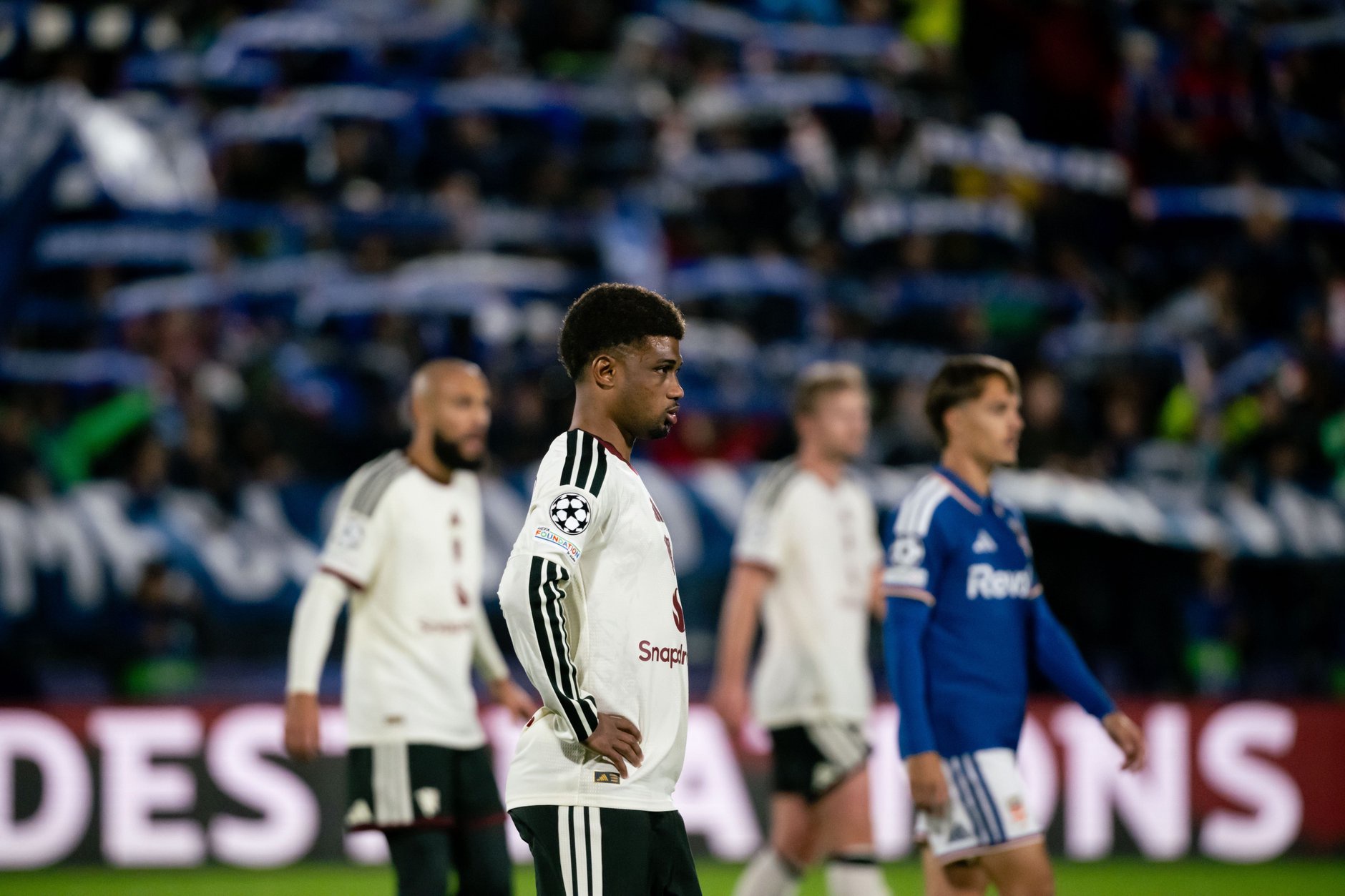 Manchester United players look dejected during defeat to Como
