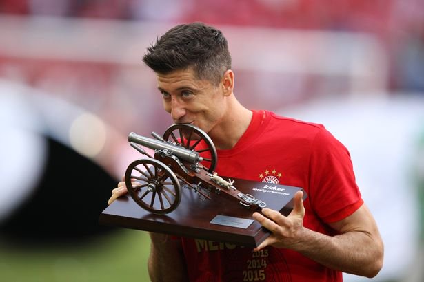 MUNICH, GERMANY - MAY 18: Robert Lewandowski of Bayern Munich celebrates with the trophy for Top Scorer following the Bundesliga match between FC Bayern Muenchen and Eintracht Frankfurt at Allianz Arena on May 18, 2019 in Munich, Germany. (Photo by Adam Pretty/Bongarts/Getty Images)