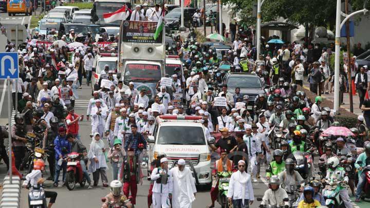 Ratusan massa yang tergabung dalam organisasi masyarakat (ormas) Front Persaudaraan Islam atau FPI saat menggelar reuni akbar 411 longmarch dari Masjid Istiqlal menuju Istana Merdeka, Jakarta, Senin, 4 November 2024. Reuni itu juga dihadiri oleh aliansi ormas Islam lain yang bersatu menuntut untuk mengadili mantan Presiden ke-7 Indonesia Joko Widodo yang juga menghendaki agar Fufufafa ditangkap. TEMPO/Subekti.