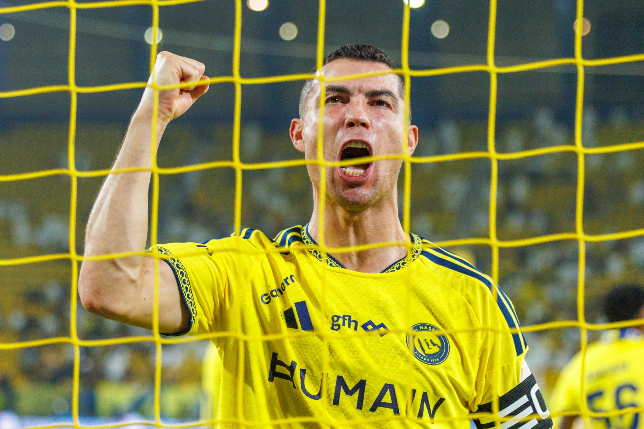 Cristiano Ronaldo von Al Nassr jubelt mit geballter Faust im gelben Trikot nach dem 5:3-Sieg gegen Al Kholood in Riad.