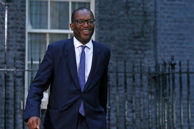 Menteri Keuangan baru Inggris Kwasi Kwarteng, meninggalkan 10 Downing Street setelah pertemuan dengan Perdana Menteri baru Inggris Liz Truss di pusat kota London, Selasa (6/9/2022). Foto: ISABEL INFANTES/AFP