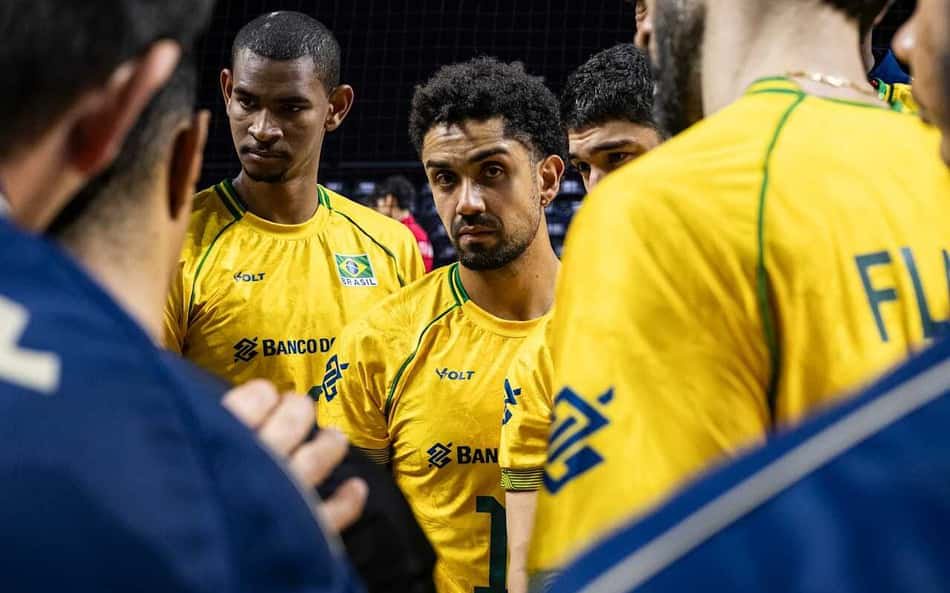 Jogadores da Seleção Brasileira durante tempo técnico, escutando membros da comissão, em jogo contra a China pela VNL; no centro, Fernando Cachopa aparece com um semblante sério