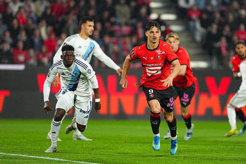 Esteban Lepaul (Stade Rennais) au duel avec Hamari Traoré (Paris FC)