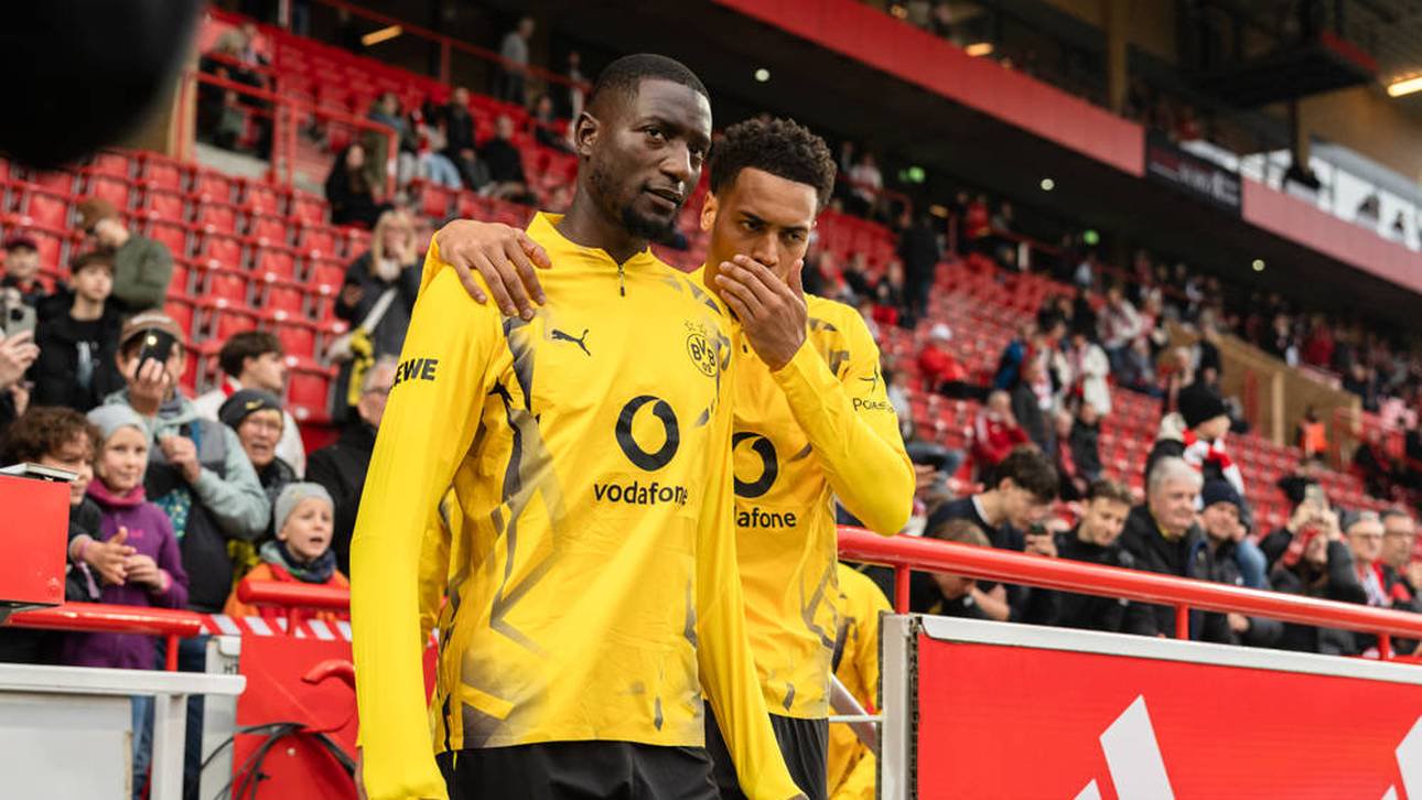 Felix Nmecha (r.) im Gespräch mit Serhou Guirassy