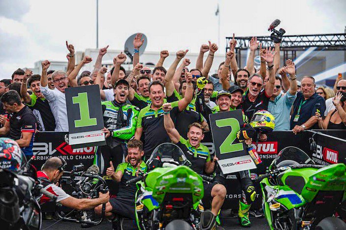 Das Kawasaki WorldSSP-Team beendet die Supersport-WM-Saison mit einem Doppelsieg. Teamkollege Jeremy Alcoba gewinnt das Rennen vor Dominique Aegerter und schliesst die Meisterschaft auf dem dritten Gesamtrang ab.