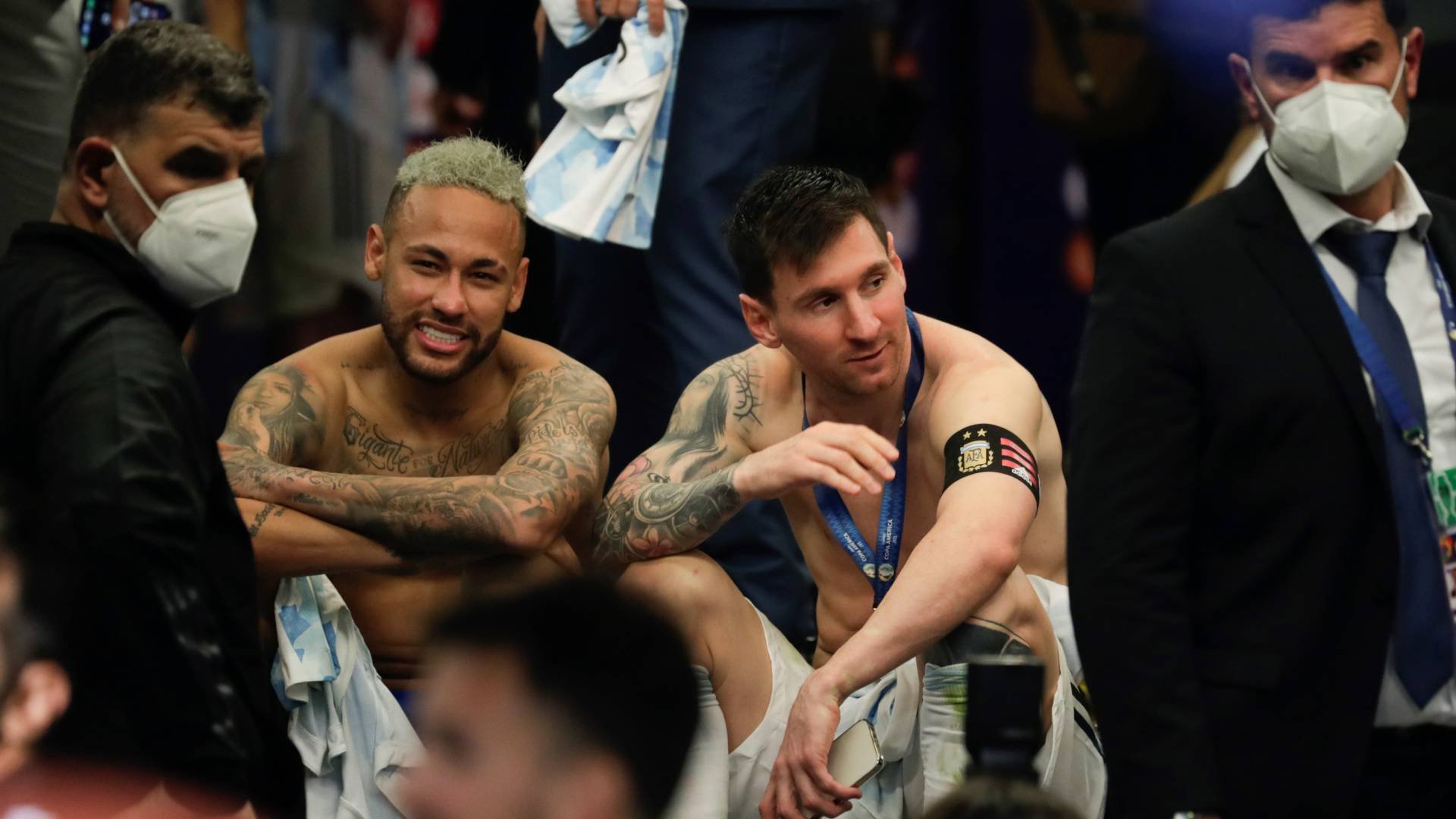 Neymar e Messi: risos e confidências em histórico registro após a decisão da última Copa América -