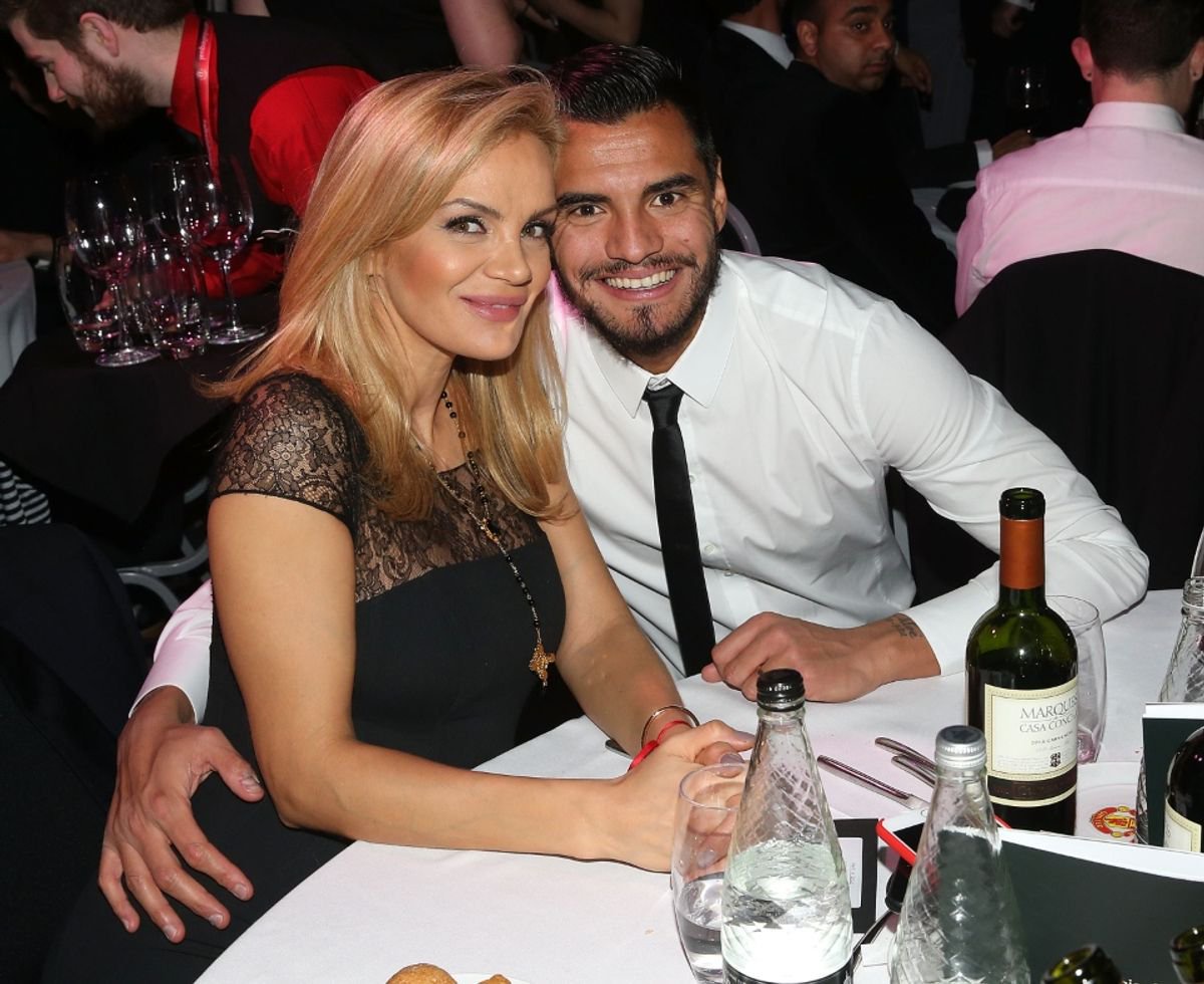 Sergio Romero of Manchester United poses with his partner Eliana Guercio