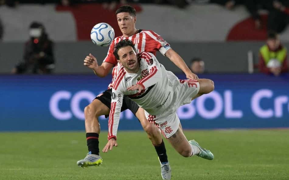 Jogadores do Estudiantes e Flamengo durante confronto