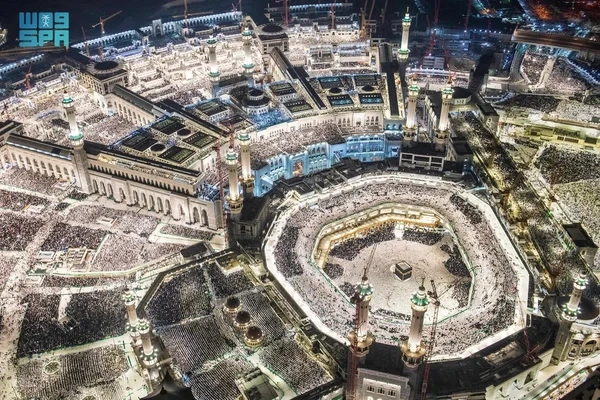 Suasana kepadatan jemaah di Masjidil Haram malam pada ke-27 Ramadan 2024