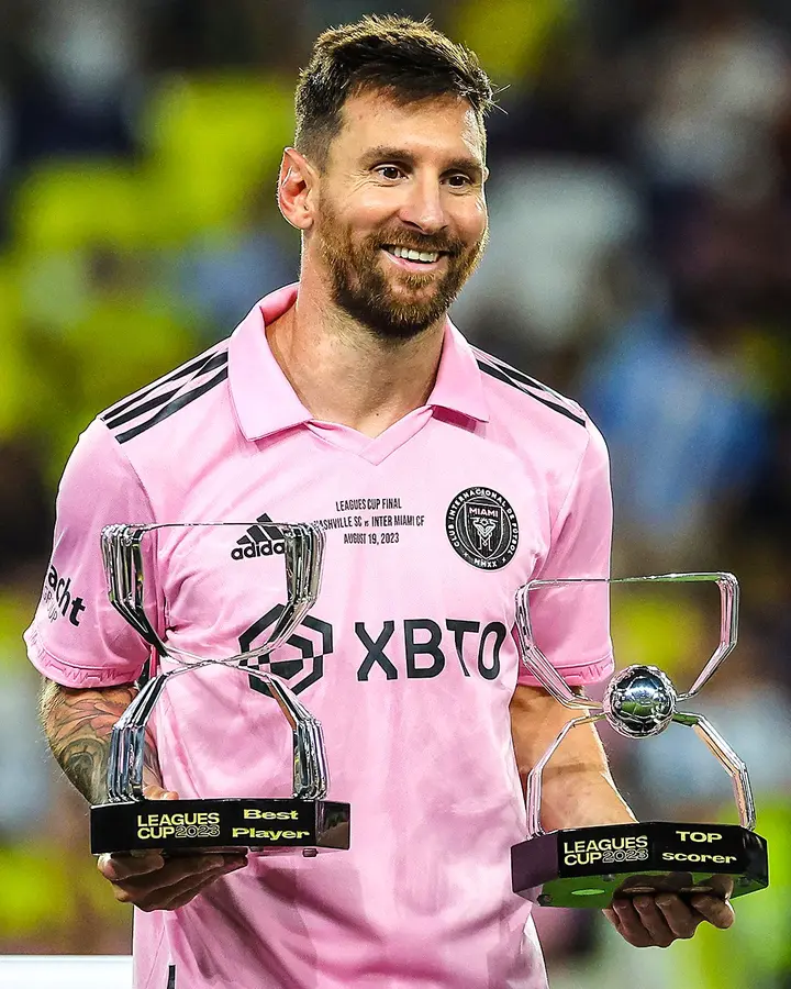 ميسي مع جائزة الهداف وأفضل لاعب بكأس الدوريات
