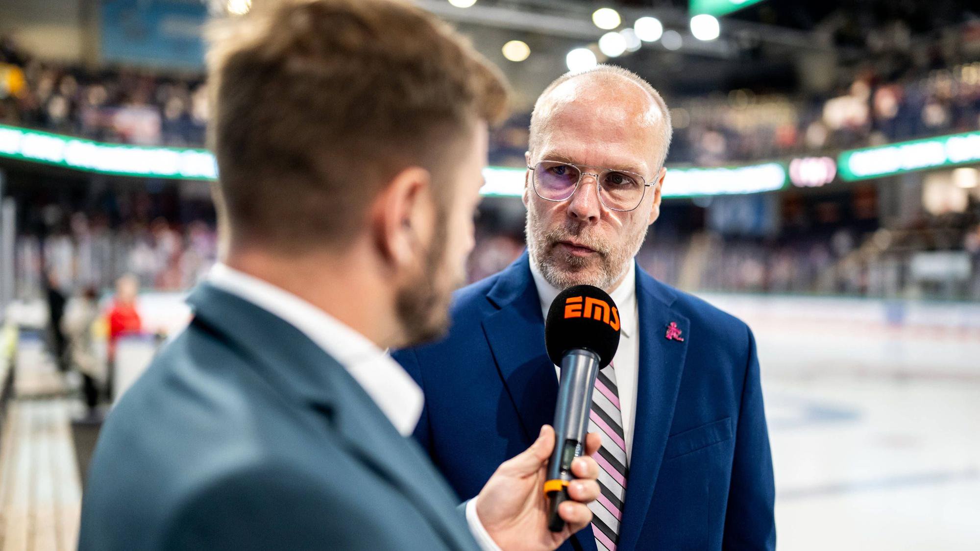 Stefan Ustorf (r.) bei einem Interview. (Archivbild)