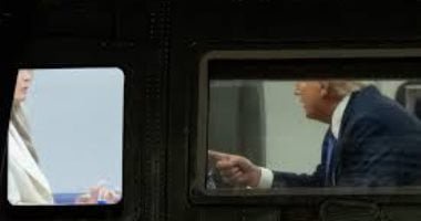 "خلاف زوجي" بين ترامب وميلانيا على متن الطائرة الرئاسية.. فيديو