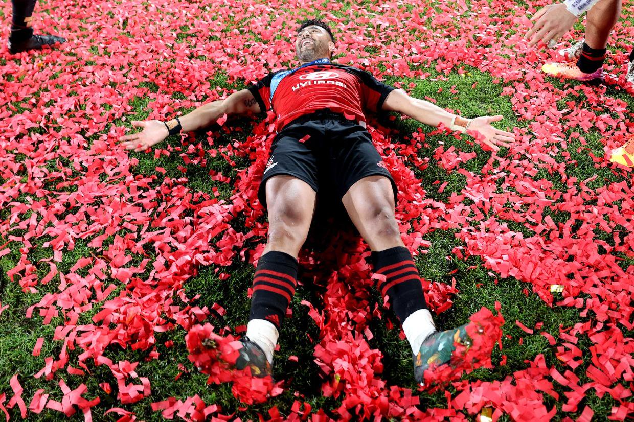 Richie Mo’unga celebrates after winning the 2023 Super Rugby final.