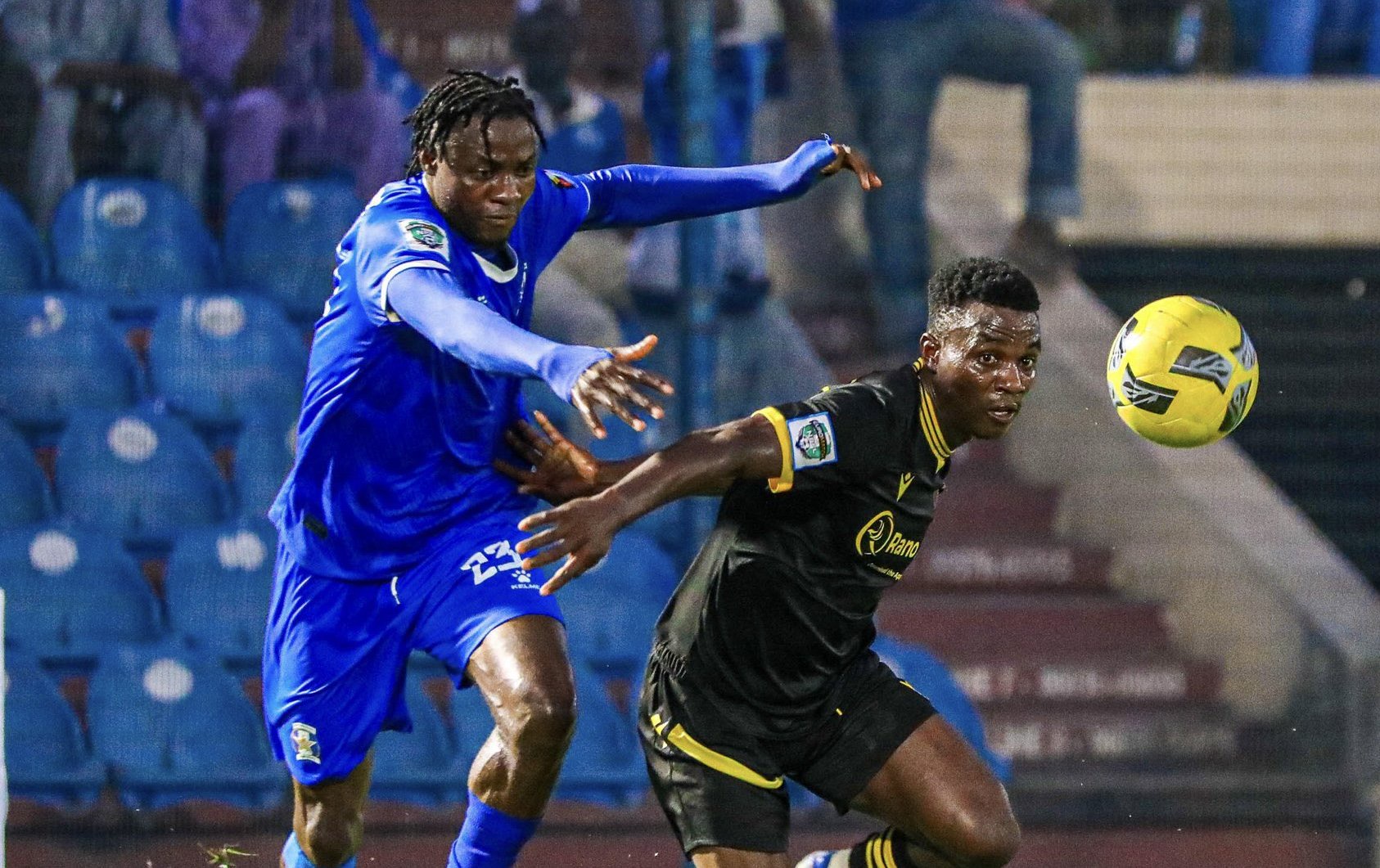 3SC star Adelowo Gbolagade battling with a Ranchers Bees player