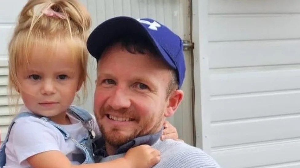 Trehafod: Teyrnged teulu i 'dad ymroddgar' fu farw yn 35 oed