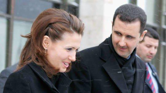 Presiden Suriah Bashar Assad dan istrinya Asma Assad terlihat saat berkunjung ke Institut Hubungan Luar Negeri Negara Moskow pada 25 Januari 2005.