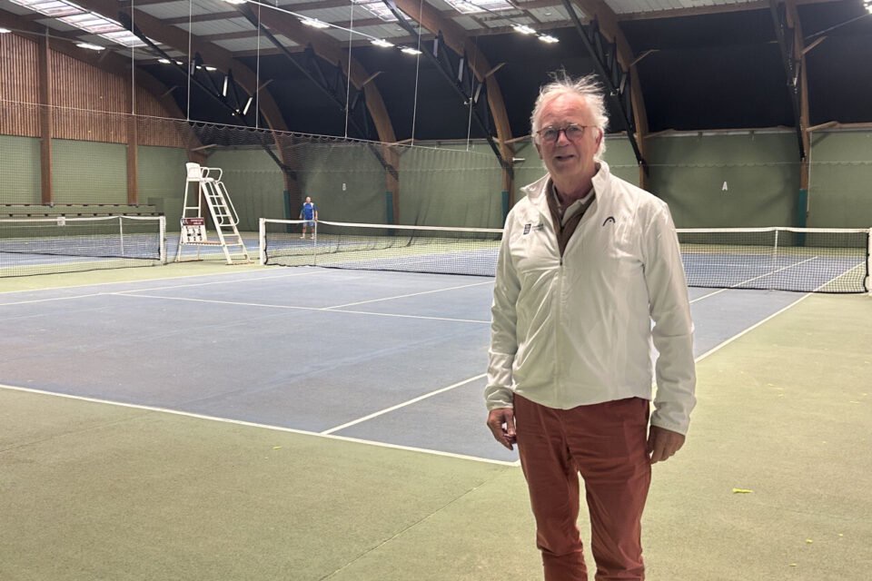Gilles Brossard, président du Tennis club sablais, dans l'enceinte des courts couverts A et B.