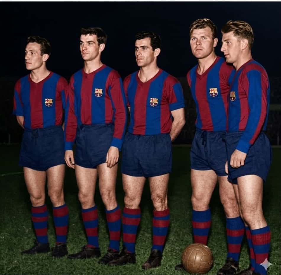 Cinco jogadores do Barcelona em uniforme listrado azul e grená, posando com bola no campo.