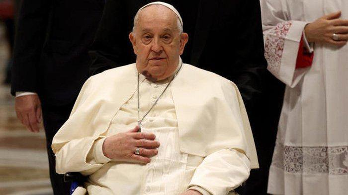 Paus Fransiskus tiba di Basilika Santo Petrus Vatikan untuk melantik kardinal baru pada 7 Desember 2024