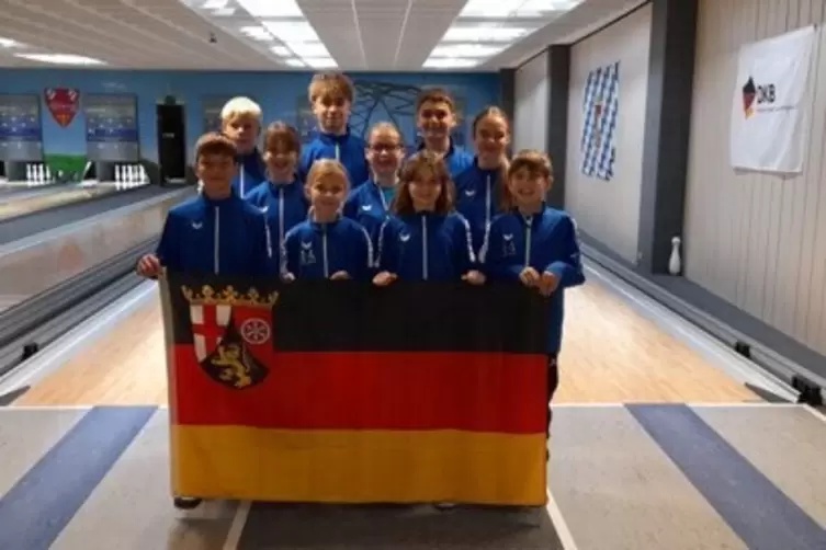 Elina Kecanovic (mittlere Reihe rechts) trat beim U14-Ländervergleich in Straubing für Rheinland-Pfalz an und belegte unter 45 S