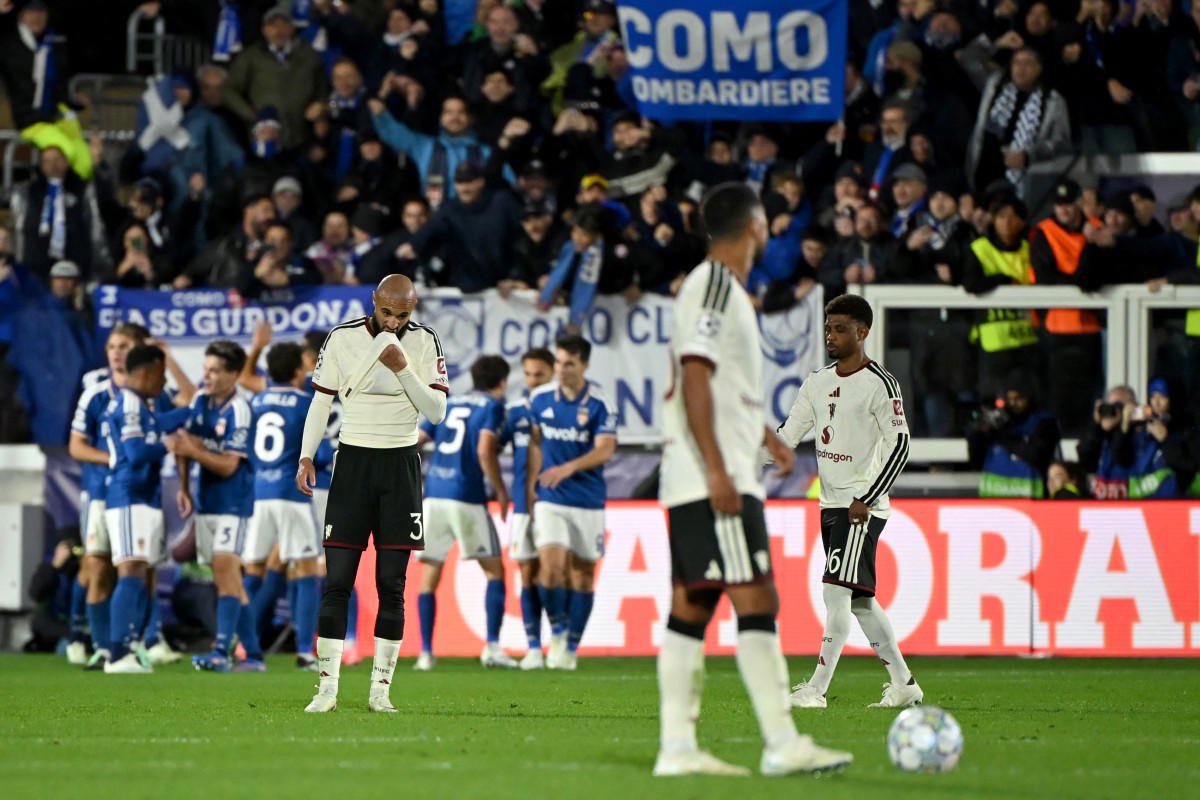 Como humiliate Man United 4-1 as Carrick faces mounting pressure