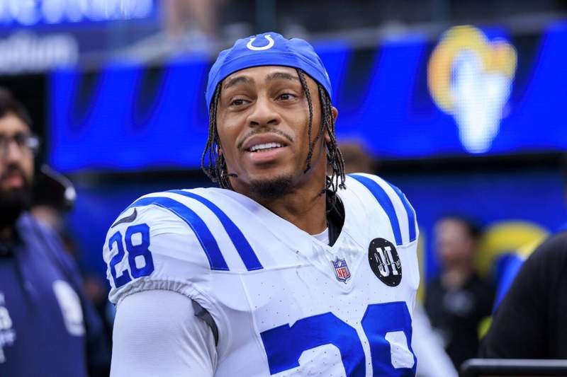 September 28, 2025, Inglewood, California, USA: 28 Jonathan Taylor, RB of the Indianapolis Colts during the pregame of their regular NFL, American Football Herren, USA season game against the Los Angeles Rams on Sunday September 28, 2025 at SoFi Stadium in Inglewood, California. Rams defeat Colts, 27-20. ARIANA RUIZ/PI Inglewood USA – ZUMAp124 20250928_zaa_p124_098 Copyright: xArianaxRuizx