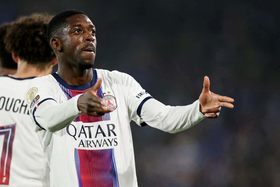Jogador do PSG celebra em campo, camisa branca com logotipo Qatar Airways.