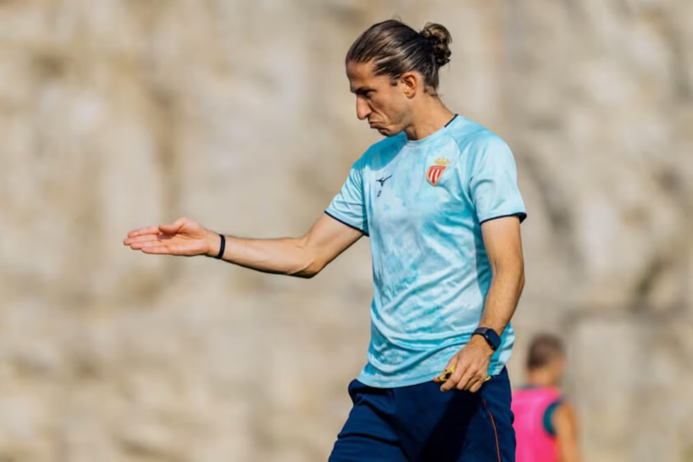 Filipe Luís chegou ao Monaco em julho de 2026 e ainda não perdeu no Campeonato Francês - (Foto: Redes Sociais/AS Monaco)