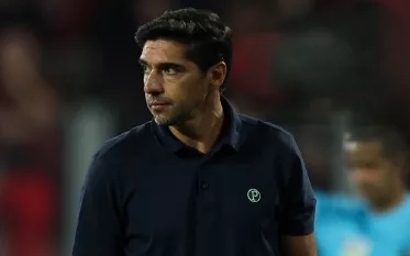 O técnico Abel Ferreira, da SE Palmeiras, em jogo contra a equipe do C Athletico Paranaense, durante partida válida pela trigésima primeira rodada, do Campeonato Brasileiro, Série A, na Arena da Baixada. (Foto Cesar GrecoPalmeirasby Canon)