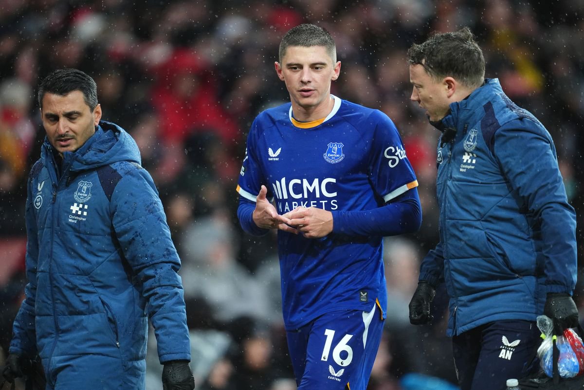 Everton's Vitaliy Mykolenko leaves the game with an injury during the Premier League match at the Emirates Stadium, London.

Picture date: Saturday October 24, 2026. PA Photo. Photo credit should read: Adam Davy/Press Association.

RESTRICTIONS: EDITORIAL USE ONLY No use with unauthorised audio, video, data, fixture lists, club/league logos or "live" services. Online in-match use limited to 120 images, no video emulation. No use in betting, games or single club/league/player publications.