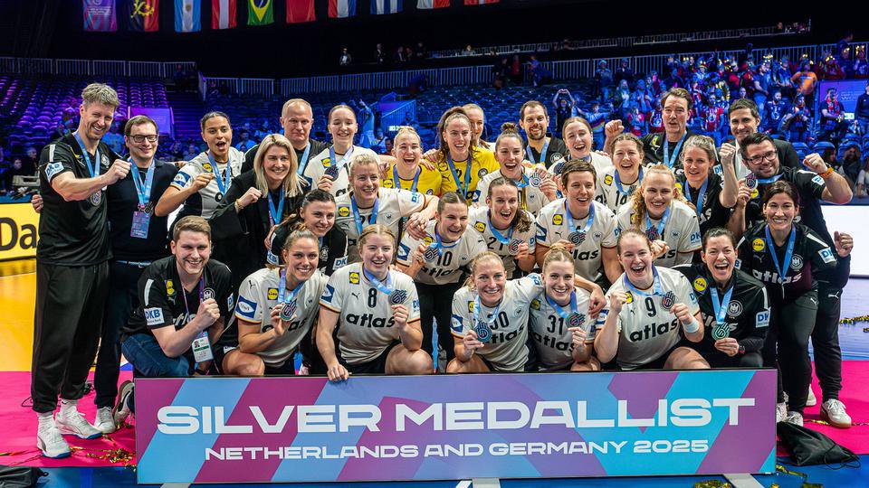 DHB-Frauen feiern Gewinn der Silbermedaille