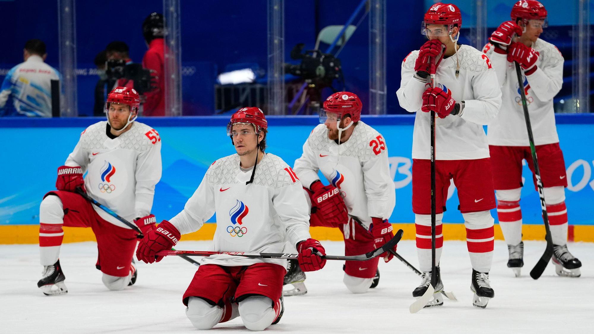 Mitglieder des russischen Eishockey-Teams nach einer Niederlage gegen Finnland bei den Olympischen Winterspielen 2022. (Archivbild)