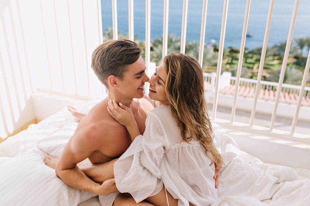 6 Titik Sensitif Perempuan yang Paling Peka Saat Dicium