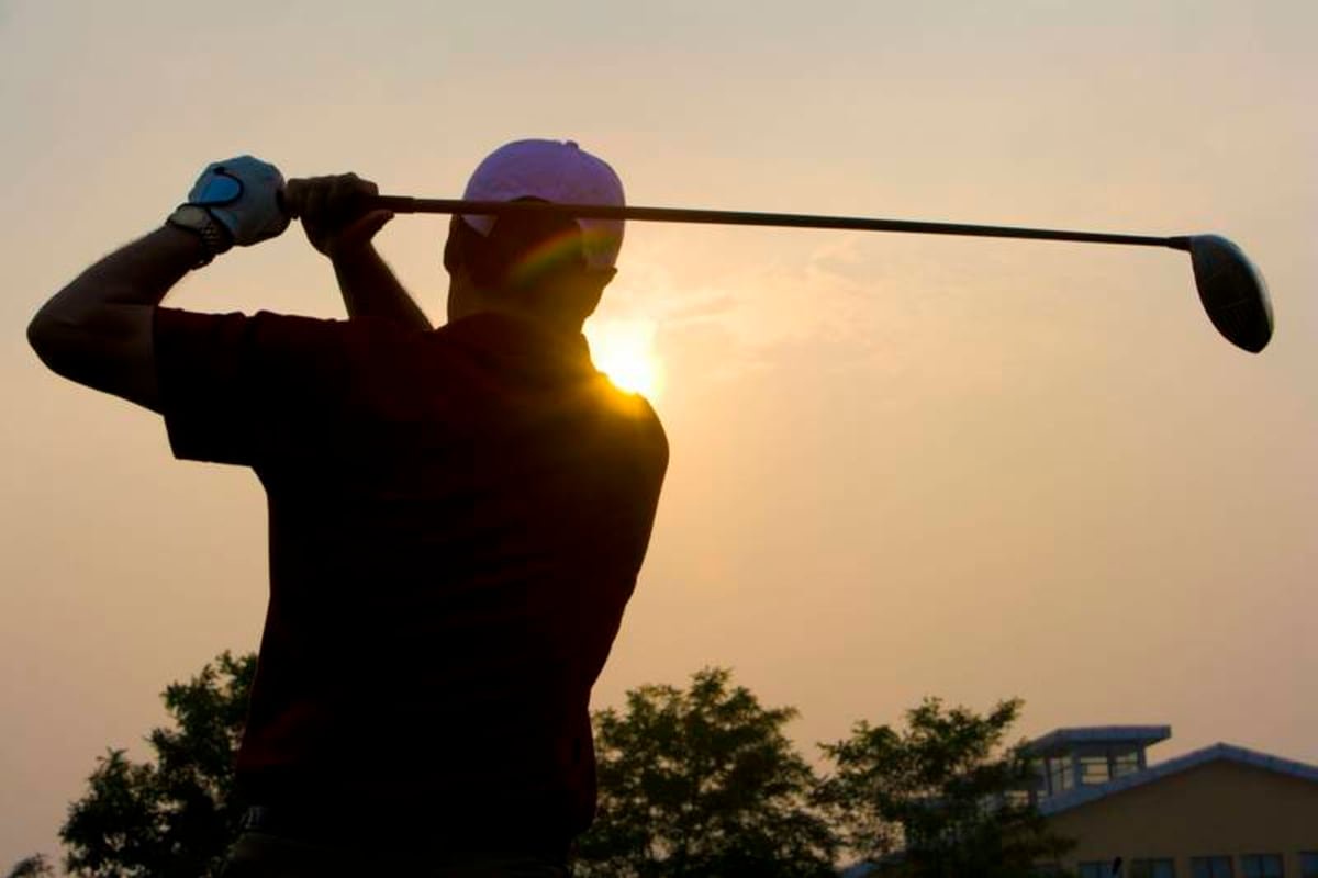 Silhouette of Chinese golfer at sunset Beijing China Copyright: xýxBluexJeanxImagesxLLCx bji01470012 ©IMAGO/Blue Jean Images