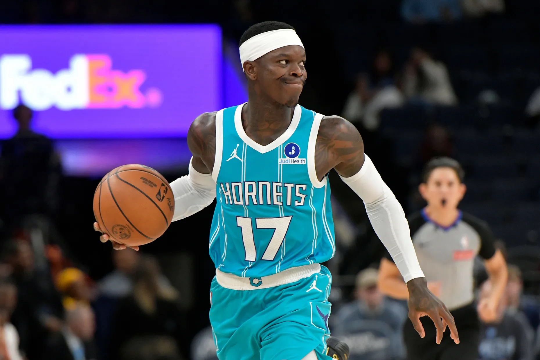 Mal wieder in einem neuen Trikot: Dennis Schröder ist in der neuen Spielzeit für die Charlotte Hornets am Ball.