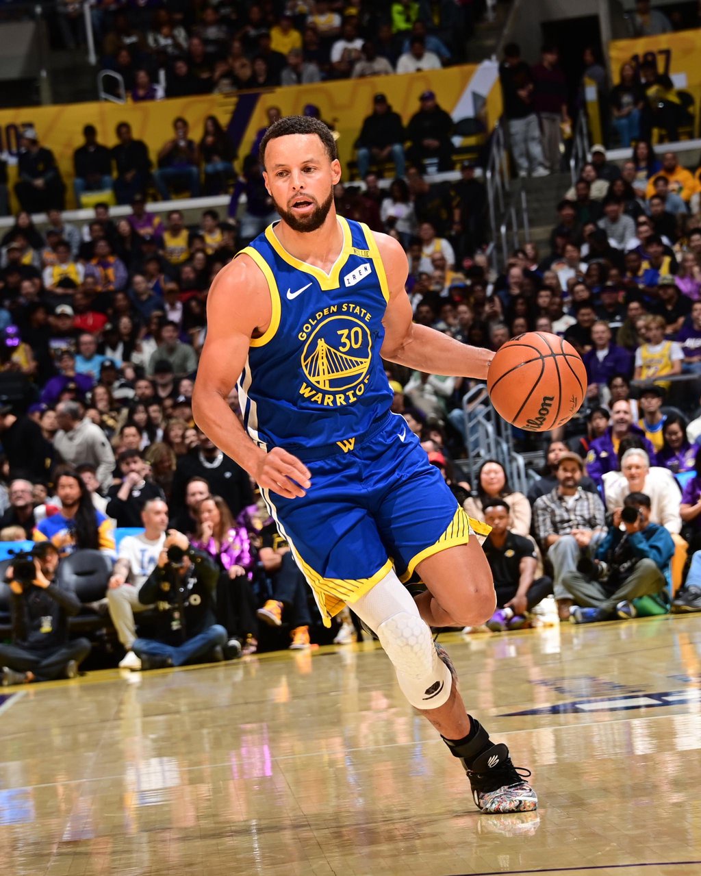 Stephen Curry (30) of the Golden State Warriors dribbles the ball during a game against the Los Angeles Lakers at Crypto.Com Arena