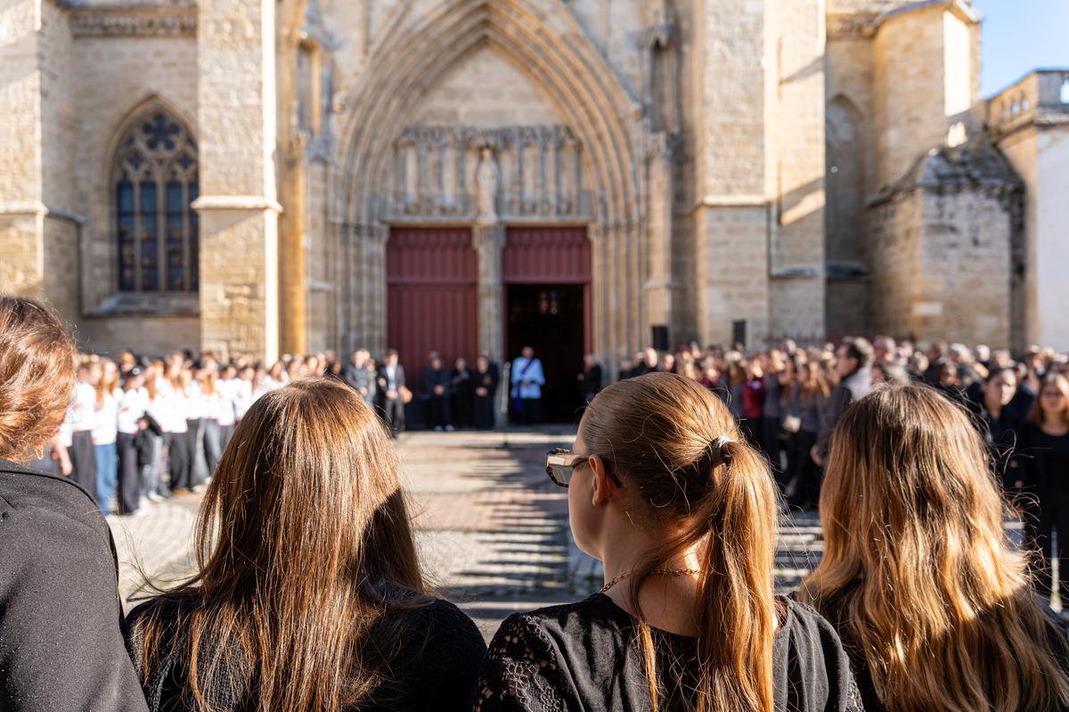 Ses camarades, émues aux larmes, étaient nombreuses à venir lui rendre hommage.