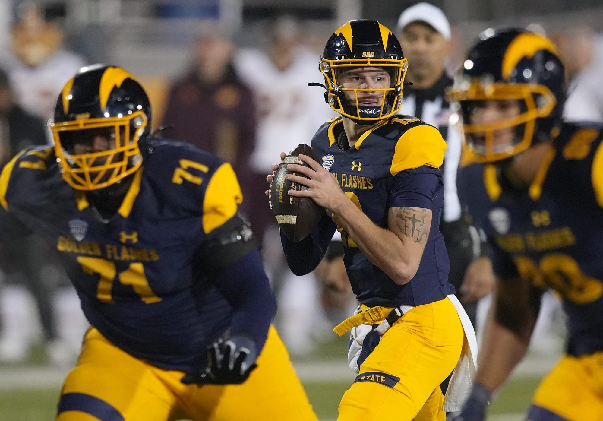 Kent State quarterback Dru DeShields look to pass with protection from Matt Pajuste (71) and Terik Mulder (89) in the first half against Central Michigan, Nov. 19, 2025.