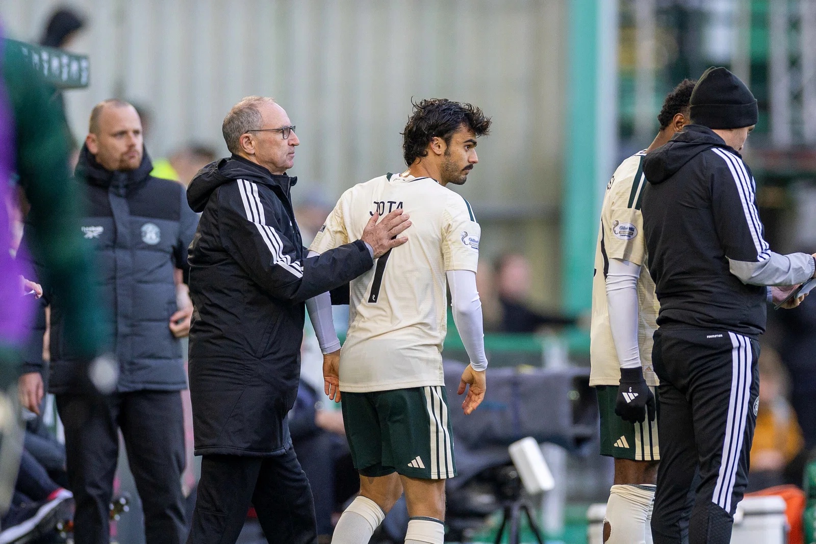 "Blaming..." - Chris Sutton Has One Problem With Celtic Star’s Comments