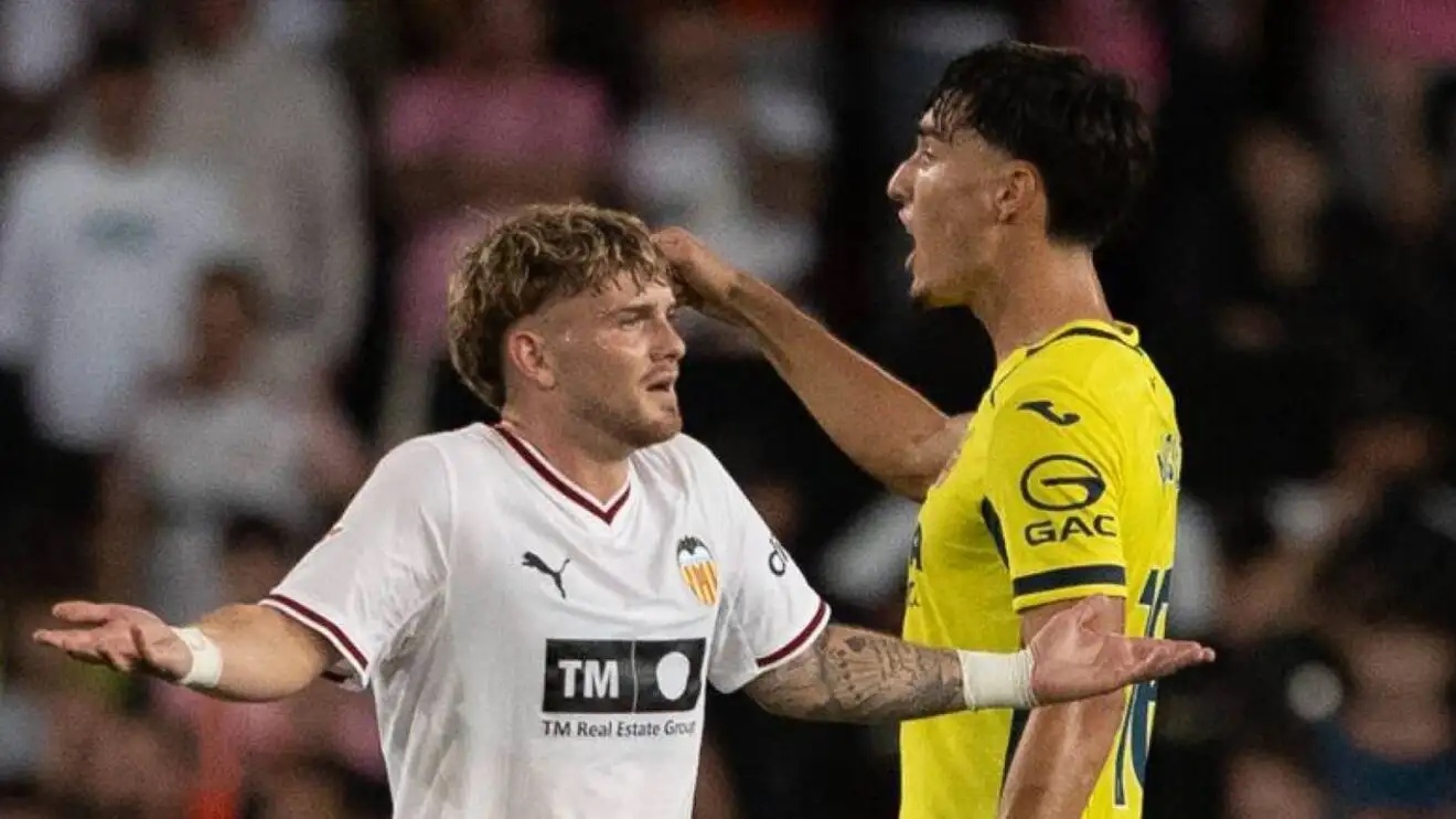 Harvey Elliott playing for Valencia