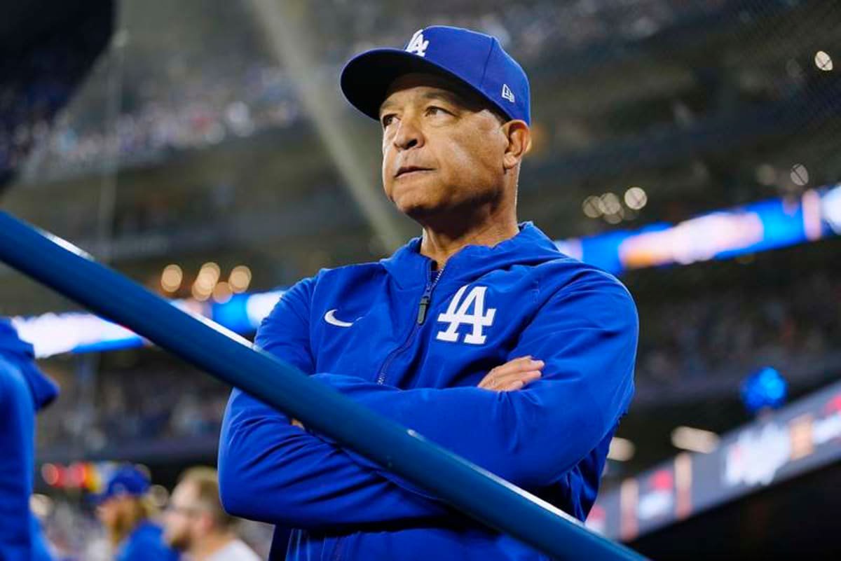 November 1, 2025, Toronto, On, Canada: Los Angeles Dodgers manager Dave Roberts looks on from the dugout ahead of first inning Game 7 World Series playoff MLB, Baseball Herren, USA baseball action against the Toronto Blue Jays in Toronto on Saturday, Nov. 1, 2025. Canada News – November 1, 2025 PUBLICATIONxINxGERxSUIxAUTxONLY – ZUMAc35_ 20251101_zaf_c35_090 Copyright: xFrankxGunnx ©IMAGO/ZUMA Press