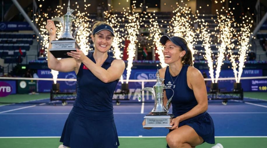 Tenistas erguem troféus após conquista de título em torneio internacional