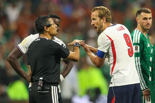 Harry Kane argues with referee Alireza Faghani during the FIFA World Cup 2026 Round of 16 match between Mexico and England. 