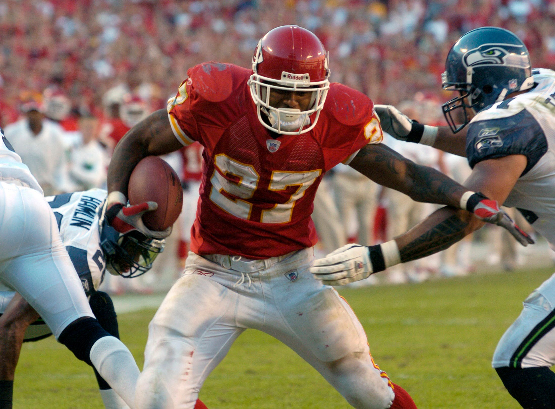 Kansas City Chiefs running back Larry Johnson (C) scrambles for the winning touchdown late in the fourth quarter against the Seattle Seahawks during their NFL football game at Arrowhead Stadium in Kansas City, Missouri, October 29, 2006. REUTERS/Dave Kaup (UNITED STATES)