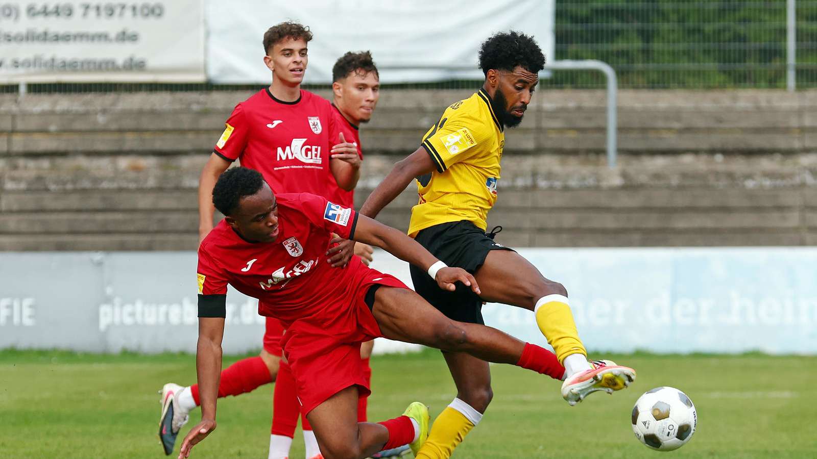 Melvin Curtis Njontie und sein FC Gießen werden heute beim Spitzenreiter vorstellig.