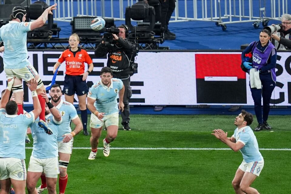 Hollie Davidson officiait à la touche pour le dernier Crunch, entre la France et l'Angleterre lors du Tournoi des 6 Nations 2026.